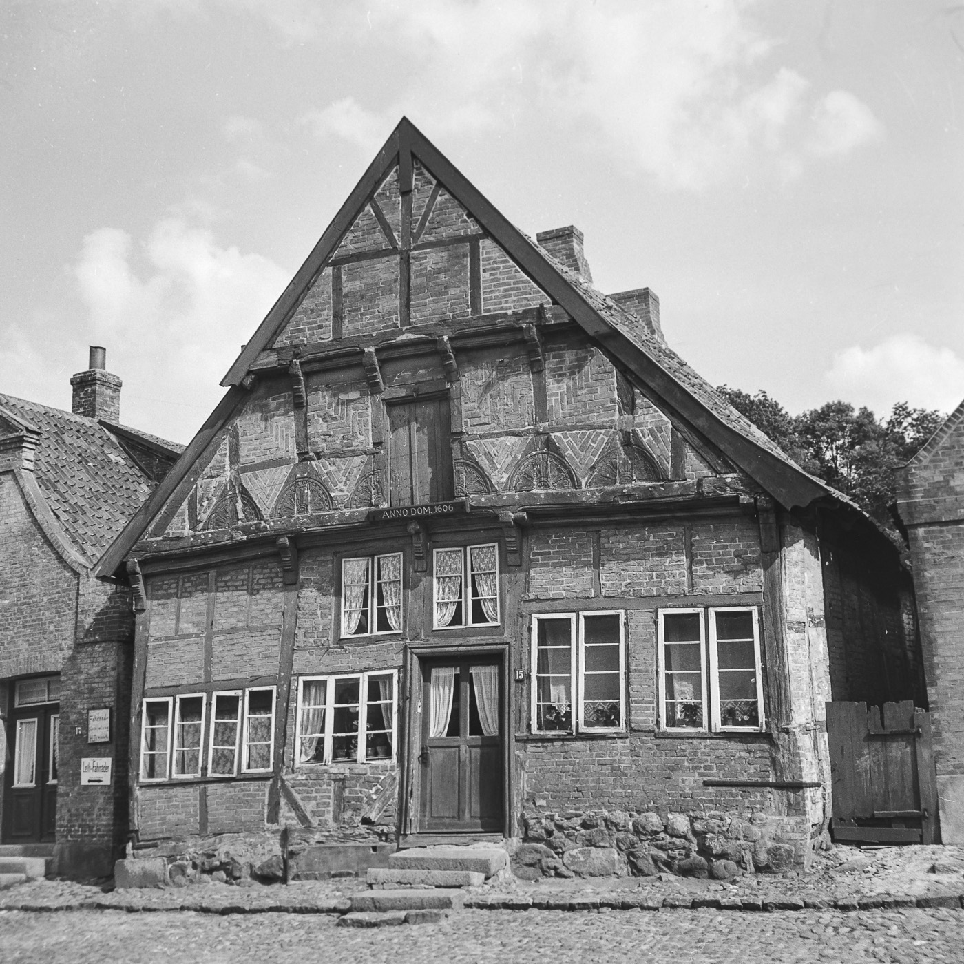 wurde 1541 errichtet. Diese Aufnahme stammt vor den Sanierungsarbeiten von 1963/64 mit massiven Eingriffen in den historischen Baubestand.