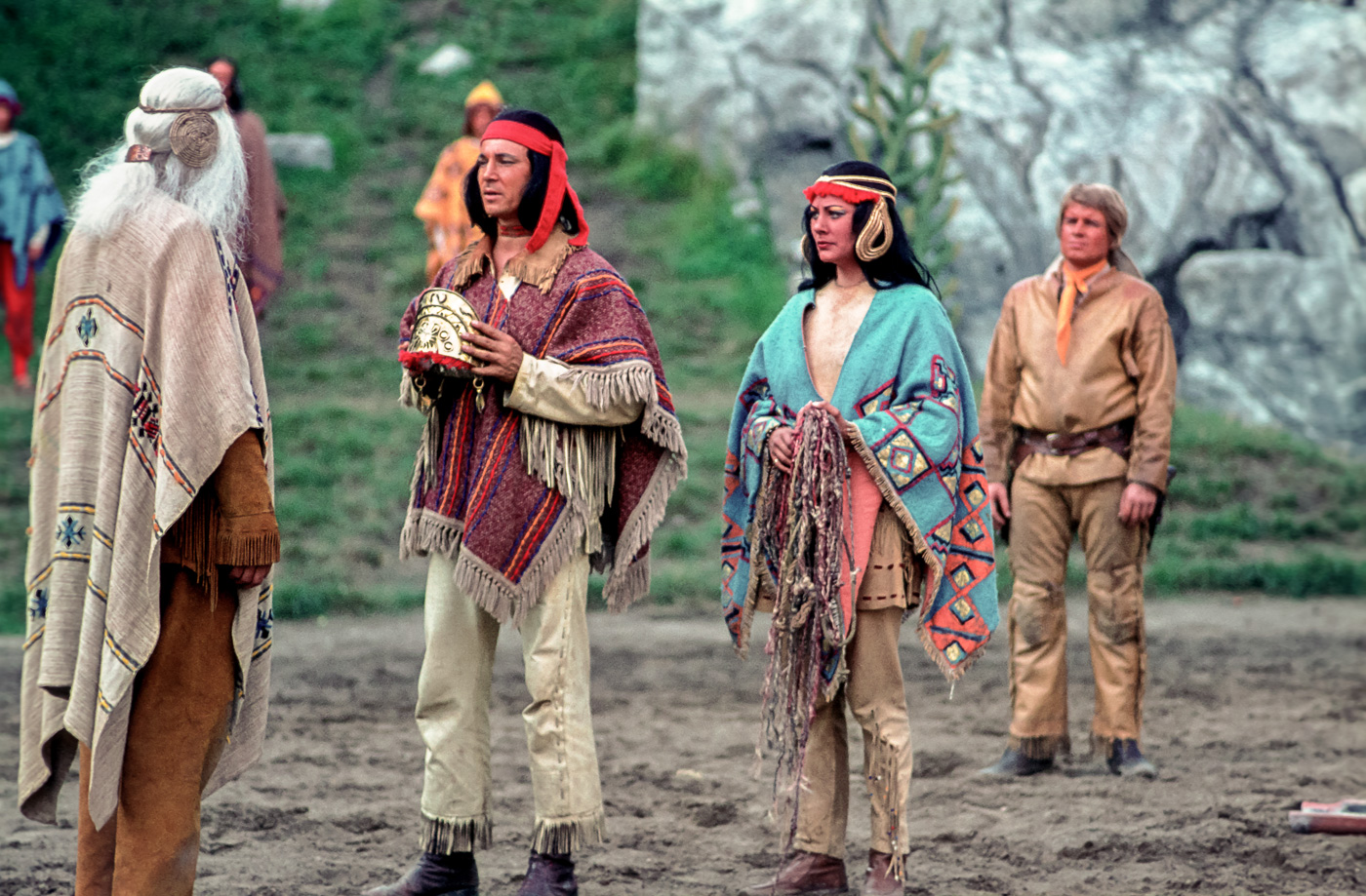 li.: Edgar Maschmann als Anciano, Erzieher und Vetrauter von Huaka und Unica, 2.v.l.: Klaus-Hagen Latwesen als Haukaropora (genannt Hauka), der junge Inka, 3.v.l.: Karin Heine als Unica, Schwester von Haukaropora, Königin der Toba, re.: Peter Lehwald als Karl Hammer, genannt Vater Jaguar