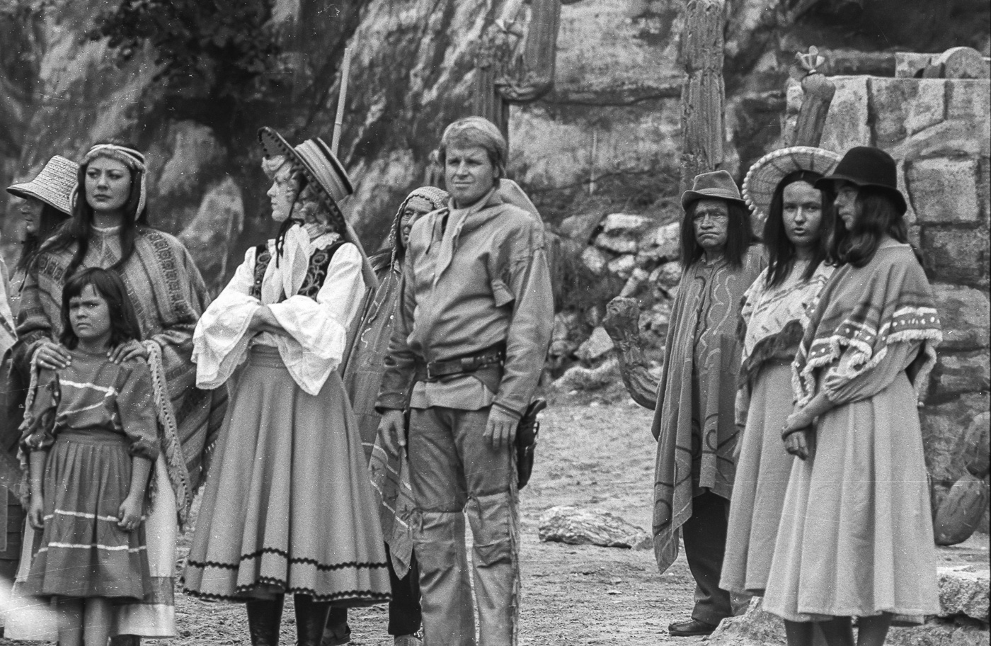 li.: Karin Heine als Unica, Schwester von Haukaropora, Königin der Toba, 2.v.l.: Ursula Dietz als Antonia Engelmann, Tochter eines Bankiers aus Lima, 3.v.l.: Peter Lehwald als Karl Hammer, genannt Vater Jaguar