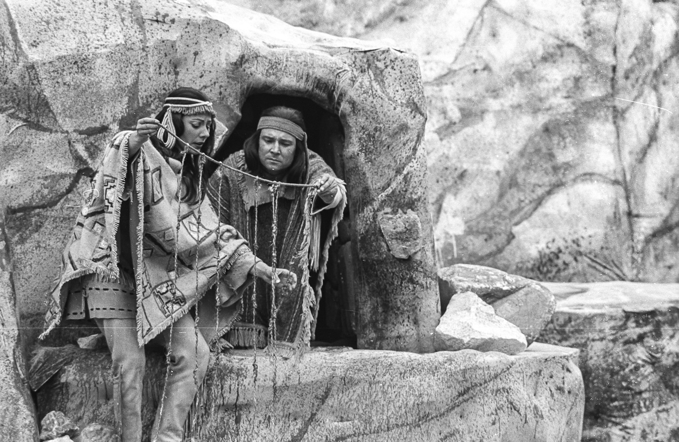 li.: Karin Heine als Unica, Schwester von Haukaropora, Königin der Toba, re.: Klaus-Hagen Latwesen als Haukaropora (genannt Hauka), der junge Inka