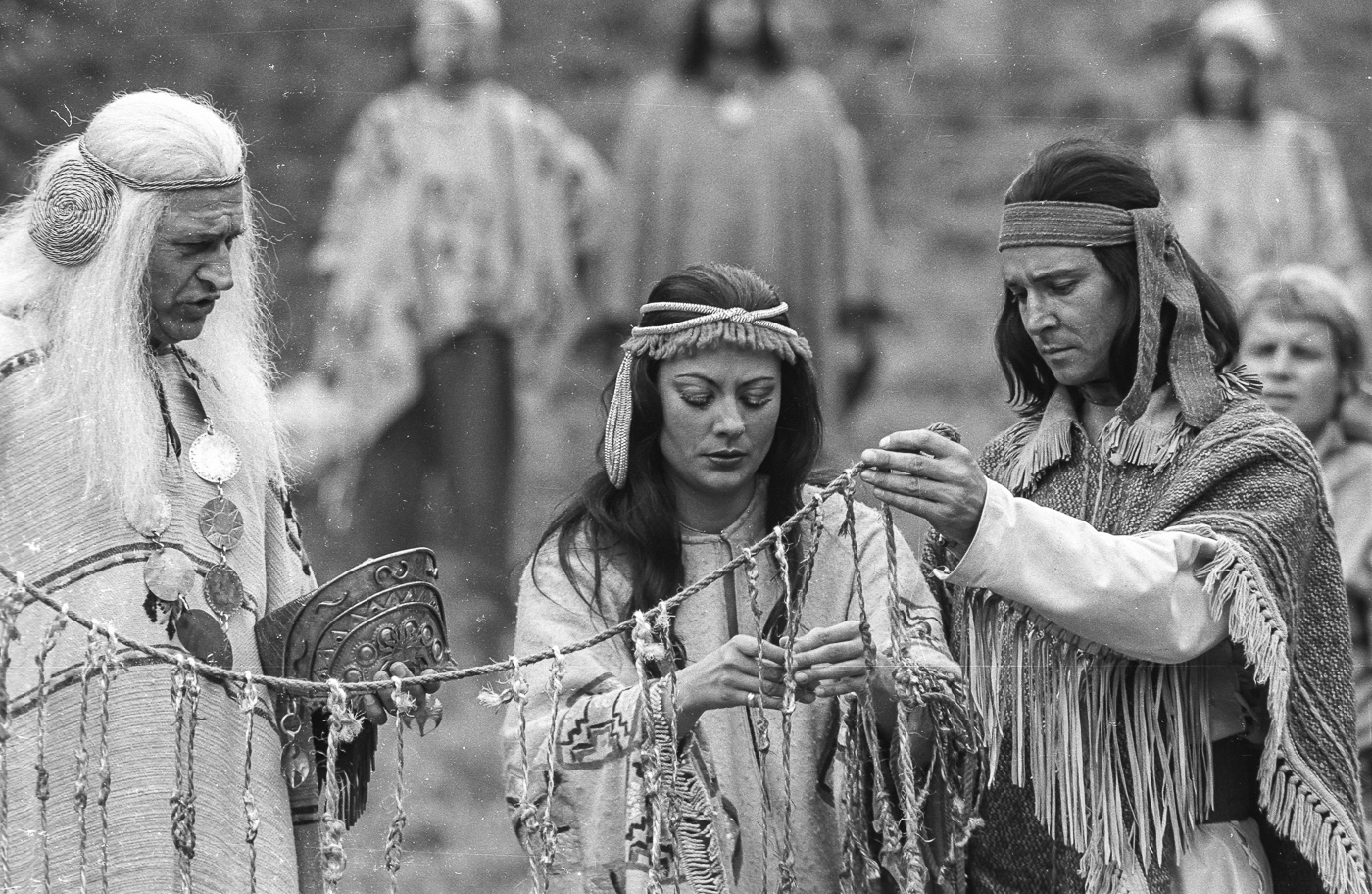 li.: Edgar Maschmann als Anciano, Erzieher und Vetrauter von Huaka und Unica, Mitte: Karin Heine als Unica, Schwester von Haukaropora, Königin der Toba, re.: Klaus-Hagen Latwesen als Haukaropora (genannt Hauka), der junge Inka