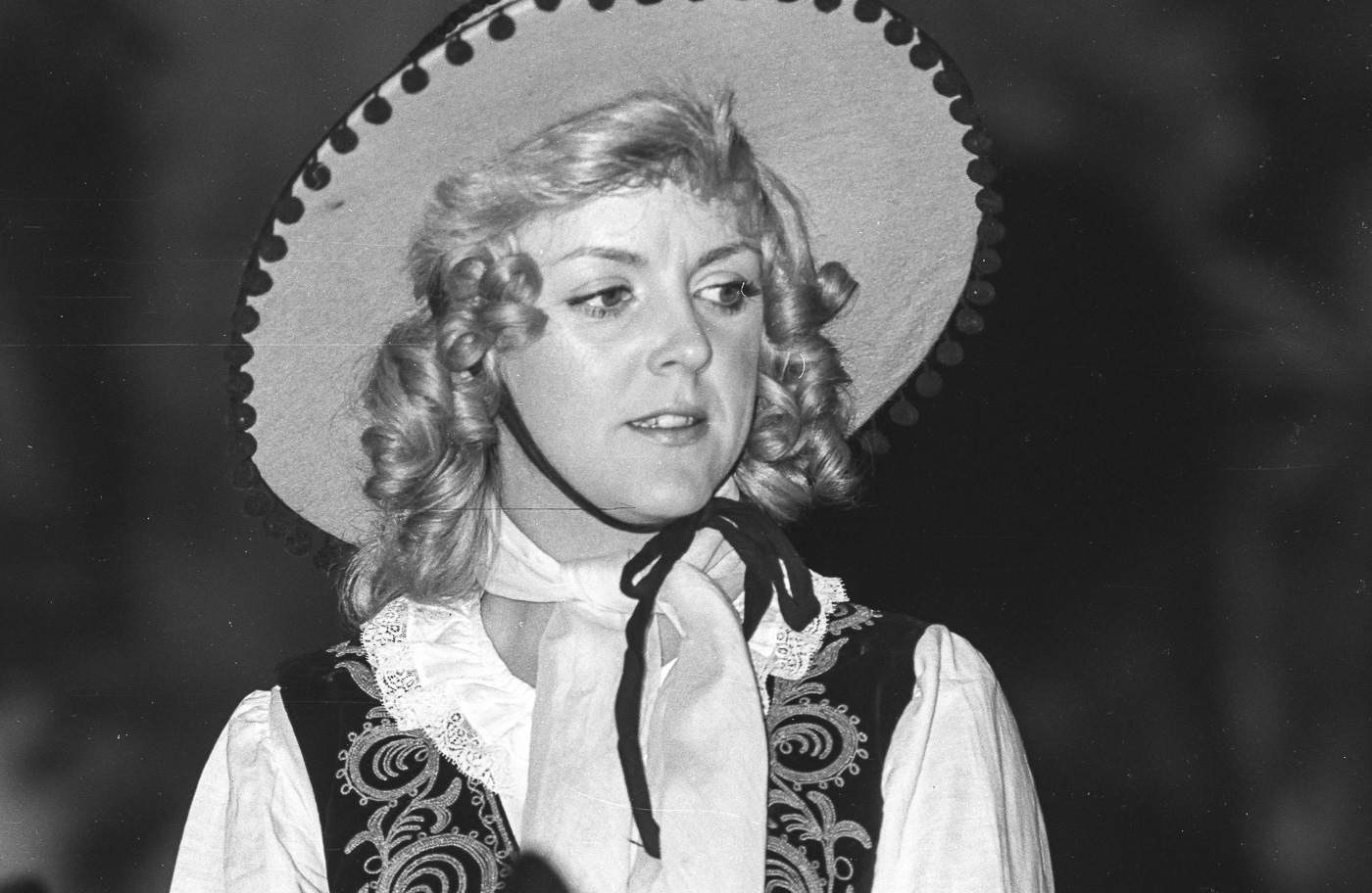 Ursula Dietz als Antonia Engelmann, Tochter eines Bankiers aus Lima