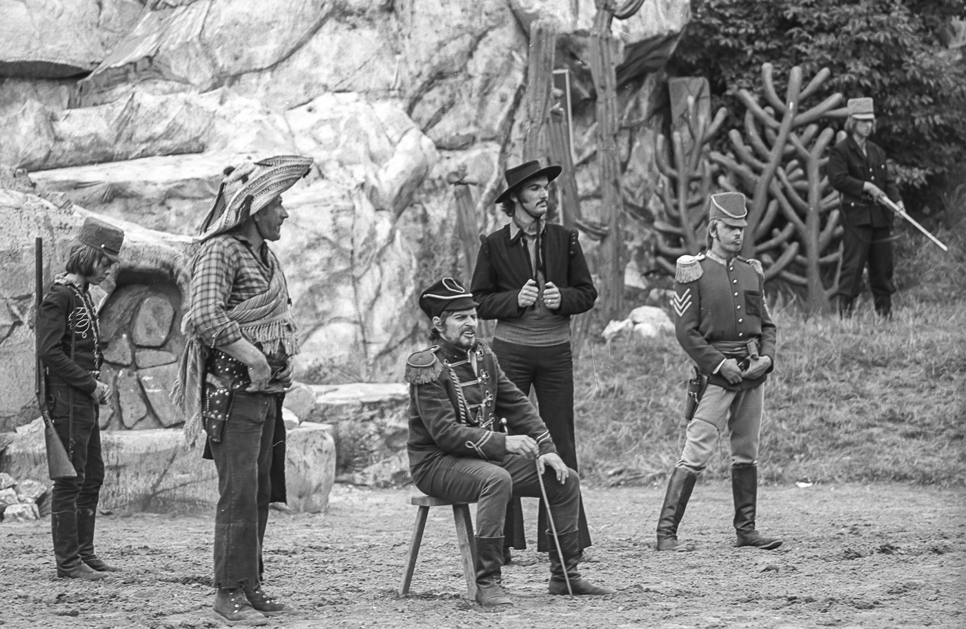2.v.l.: Hansi Waldherr als Gambusino, ein Goldsucher, 3.v.l.. Lutz Kraft als Korporal der Revolutionsarmee, 4v.l.: Günther Dittrich als Antonio Perillo, Stierkämpfer