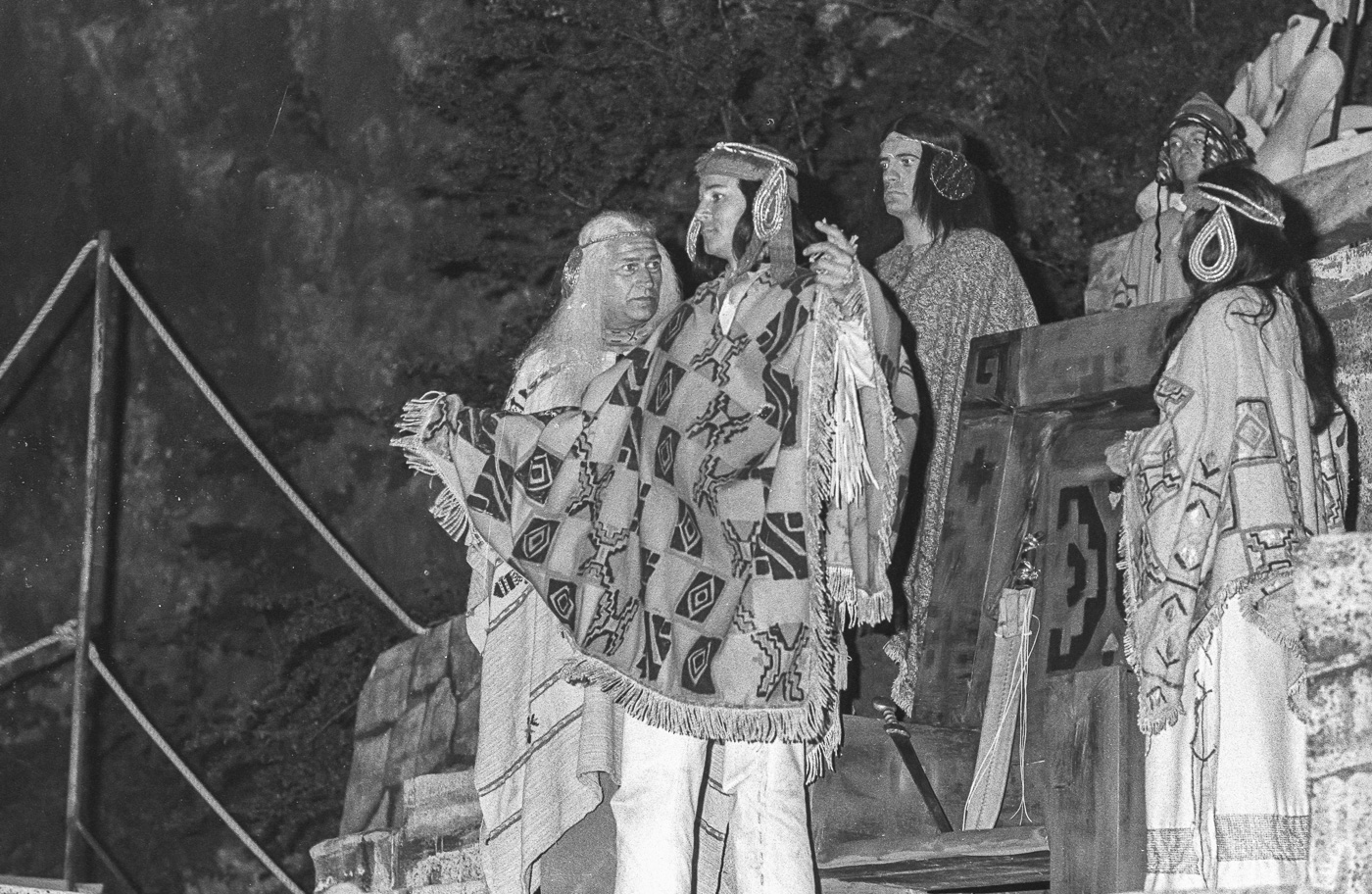 li.: Edgar Maschmann als Anciano, Erzieher und Vetrauter von Huaka und Unica, 2.v.l.: Klaus-Hagen Latwesen als Haukaropora (genannt Hauka), der junge Inka, re.: Karin Heine als Unica, Schwester von Haukaropora, Königin der Toba