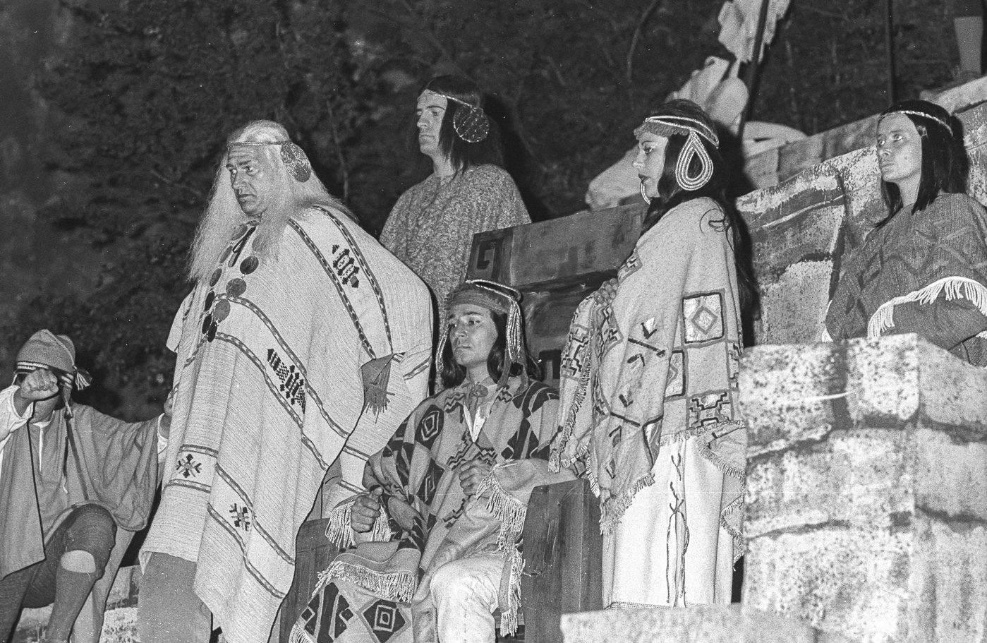 li.: Edgar Maschmann als Anciano, Erzieher und Vetrauter von Huaka und Unica, 2.v.l.: Klaus-Hagen Latwesen als Haukaropora (genannt Hauka), der junge Inka, 3.v.l.: Karin Heine als Unica, Schwester von Haukaropora, Königin der Toba