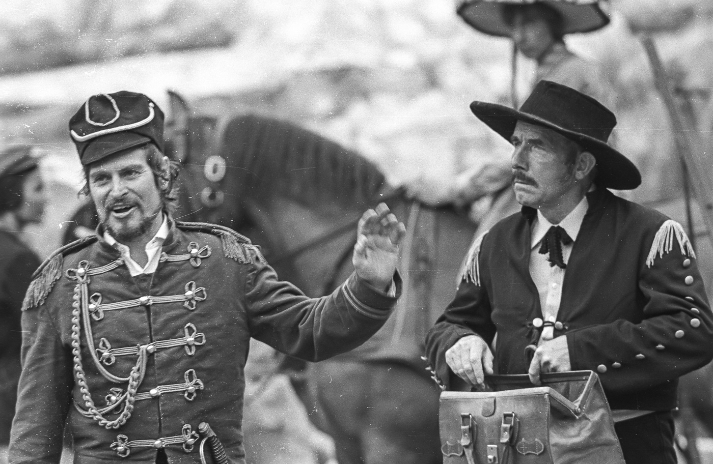 li.: Lutz Kraft als Korporal der Revolutionsarmee, re.: Gunther Schüler als Don Parmesan, ein kauziger Wunderdoktor