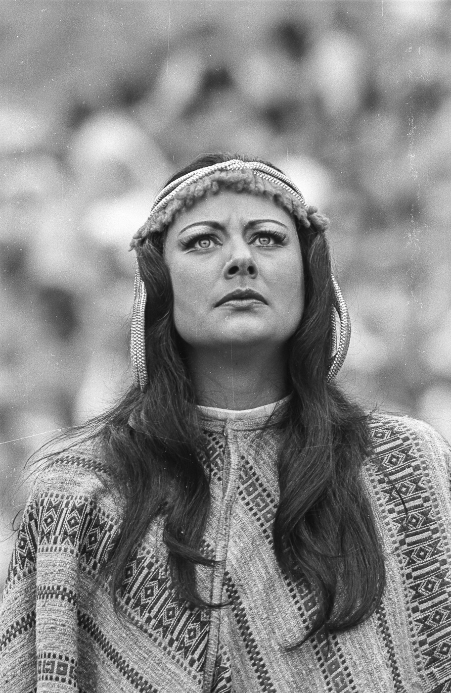 Karin Heine als Unica, Schwester von Haukaropora, Königin der Toba