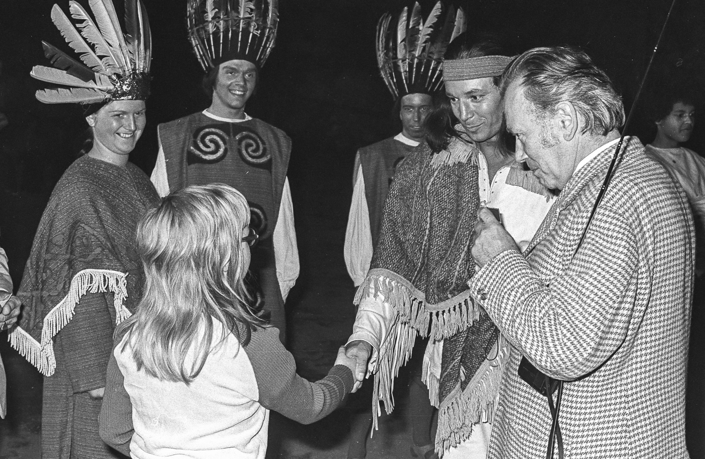 2.v.r.: Klaus-Hagen Latwesen als Haukaropora (genannt Hauka), der junge Inka