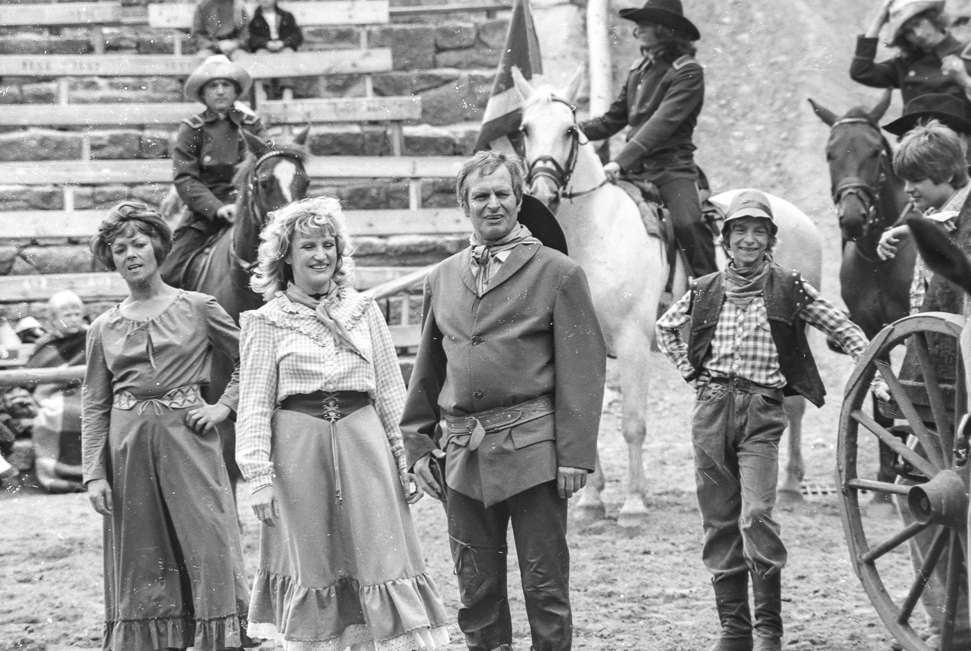 2. v.l.: Brigitte Nippe, daneben Rolf E. Schenker