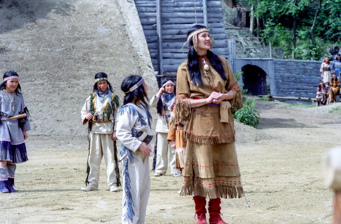 Heide Mondon als Indianerlehrerin Sommerwind