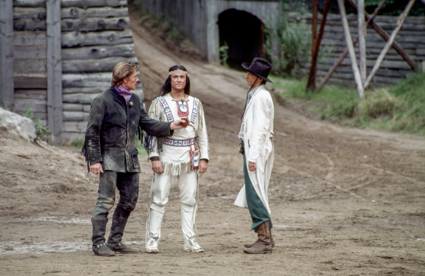 v.l.: Michael Grimm als Rattler, Klaus-Hagen Latwesen als Winnetou, Sven Blum als Spießgeselle Miller