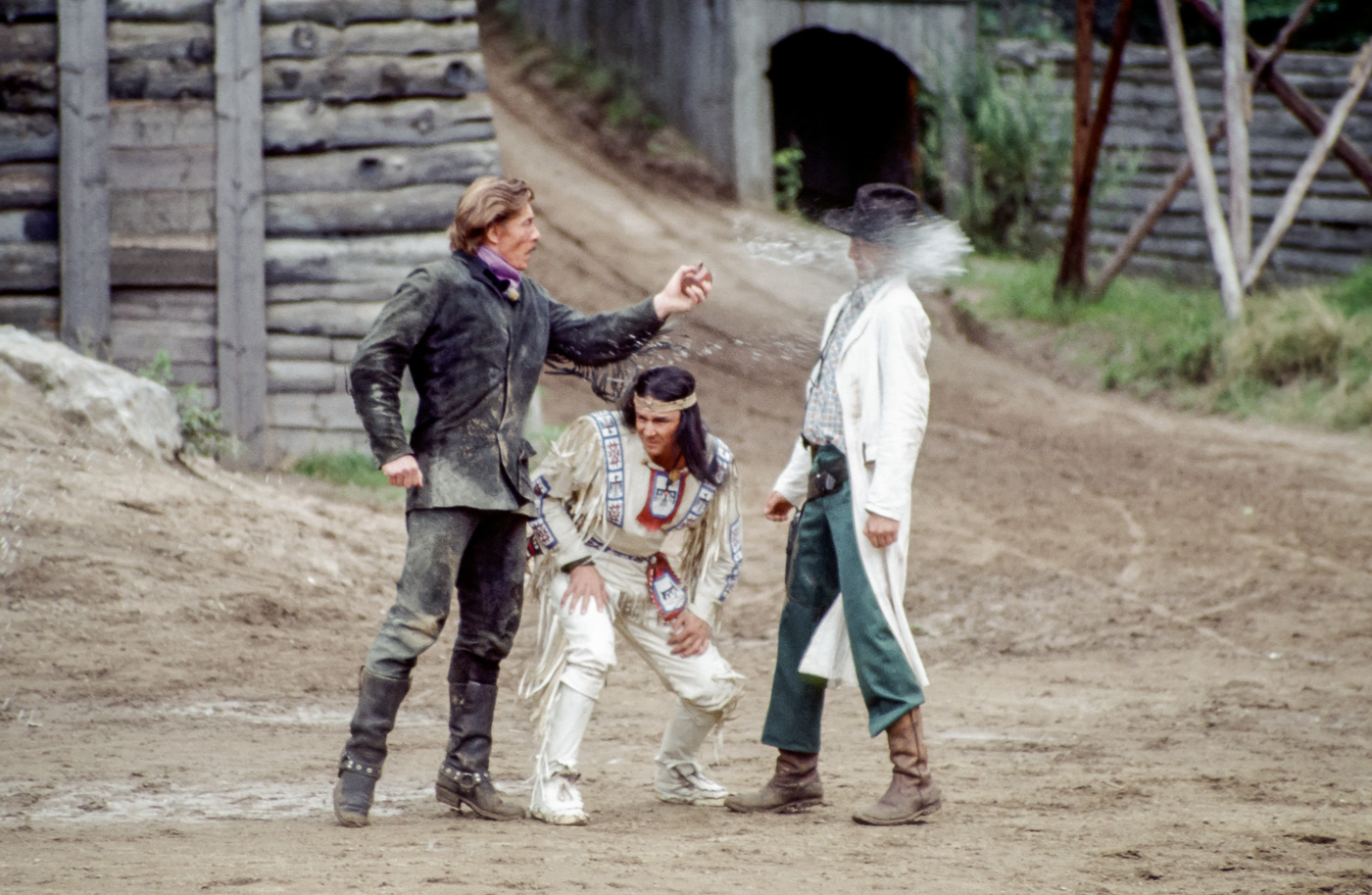 v.l.: Michael Grimm als Rattler, Klaus-Hagen Latwesen als Winnetou, Sven Blum als Spießgeselle Miller