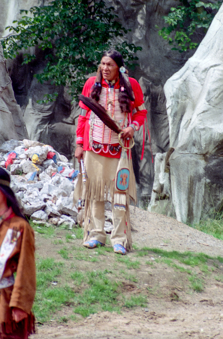 Saginaw Grant als Nal-Ti-I-Gina, Medizinmann