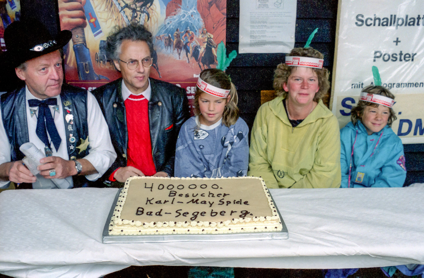 v.l.: Ernst Reher, Jörg Nehter und 4.000.000 (!) Besucherfamilie der Karl-May-Spiele