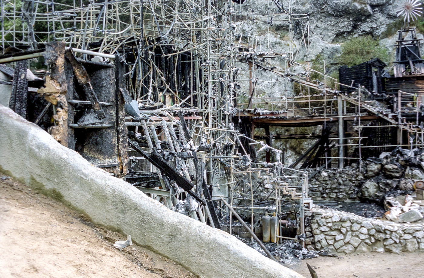 29.06.1999 - Brand der Kulissen<br />Es verbrannte fast die gesamte Kulisse des Freilichttheaters.