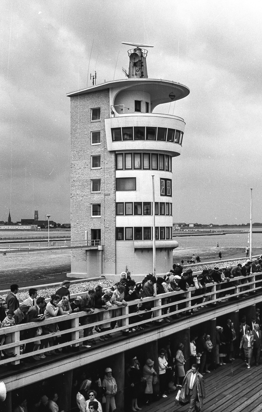 ist eine Pier im Hafen von Cuxhaven.
