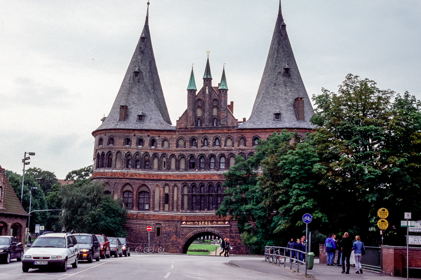 ist ein Stadttor, das die Altstadt der Hansestadt Lübeck nach Westen begrenzt. Es ist das Wahrzeichen der Stadt.