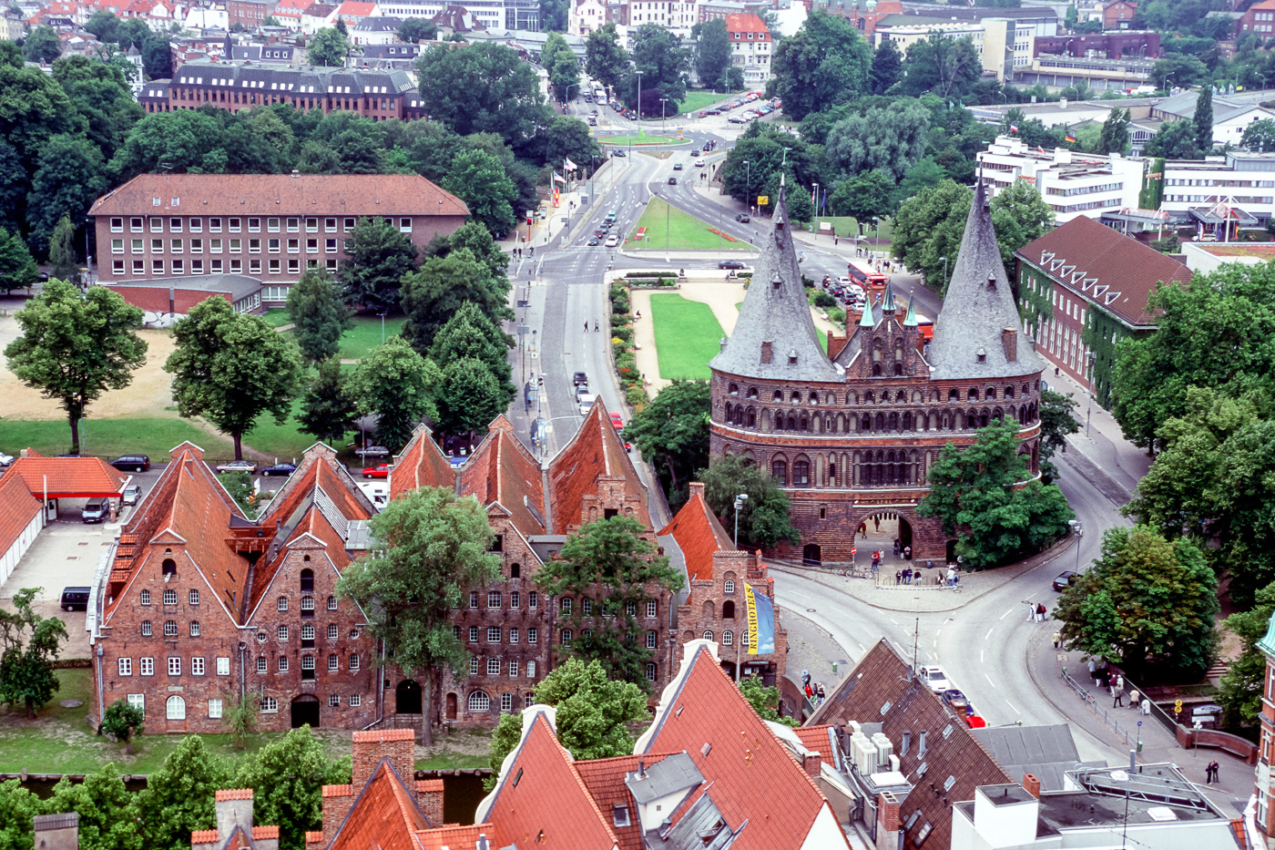 Der Holstentorplatz liegt von der Altstadt aus gesehen hinter dem Holstentor.