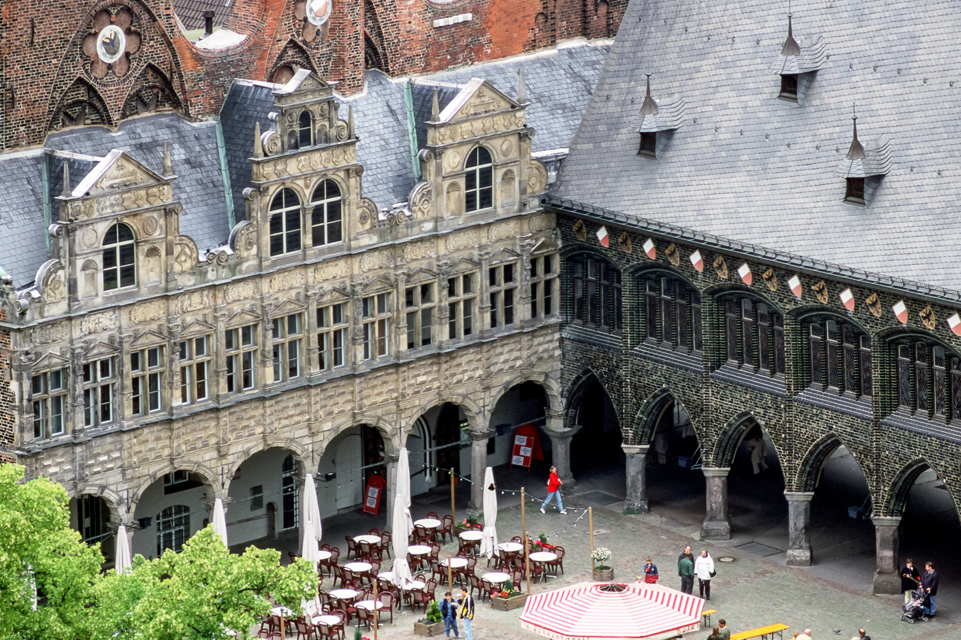 Das Lübecker Rathaus an der Nord- und Ostseite des Marktes.