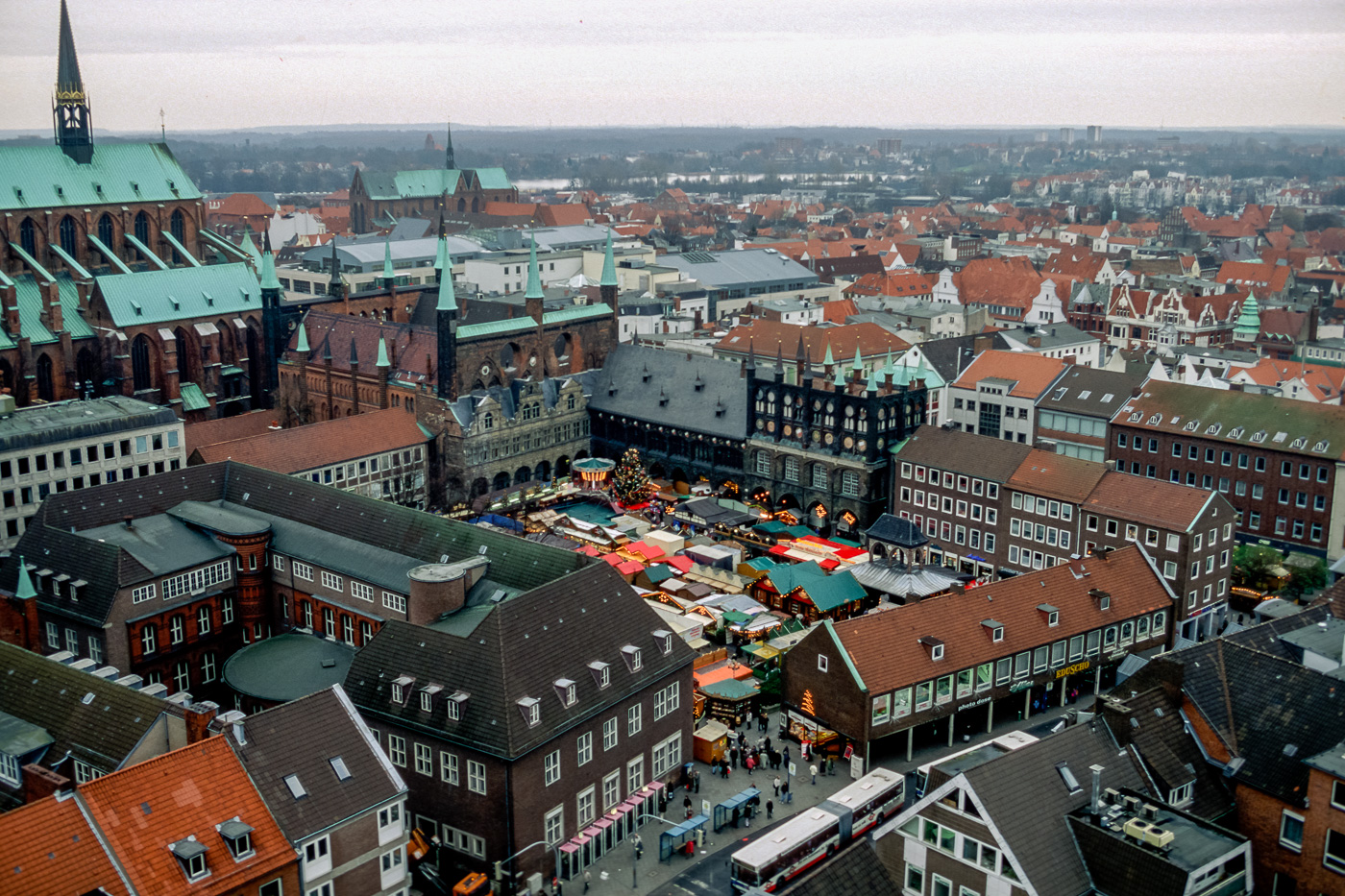 mit dem Rathaus und der Marienkirche (hinten links).