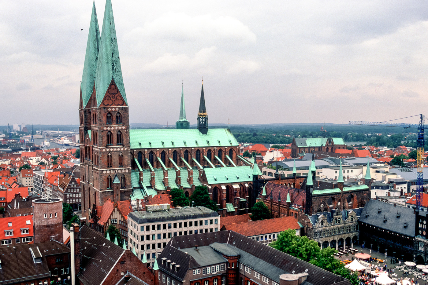 Die Lübecker Markt- und Hauptpfarrkirche befindet sich auf dem höchsten Punkt der Lübecker Altstadtinsel, und ist Teil des UNESCO-Welterbes Lübecker Altstadt.