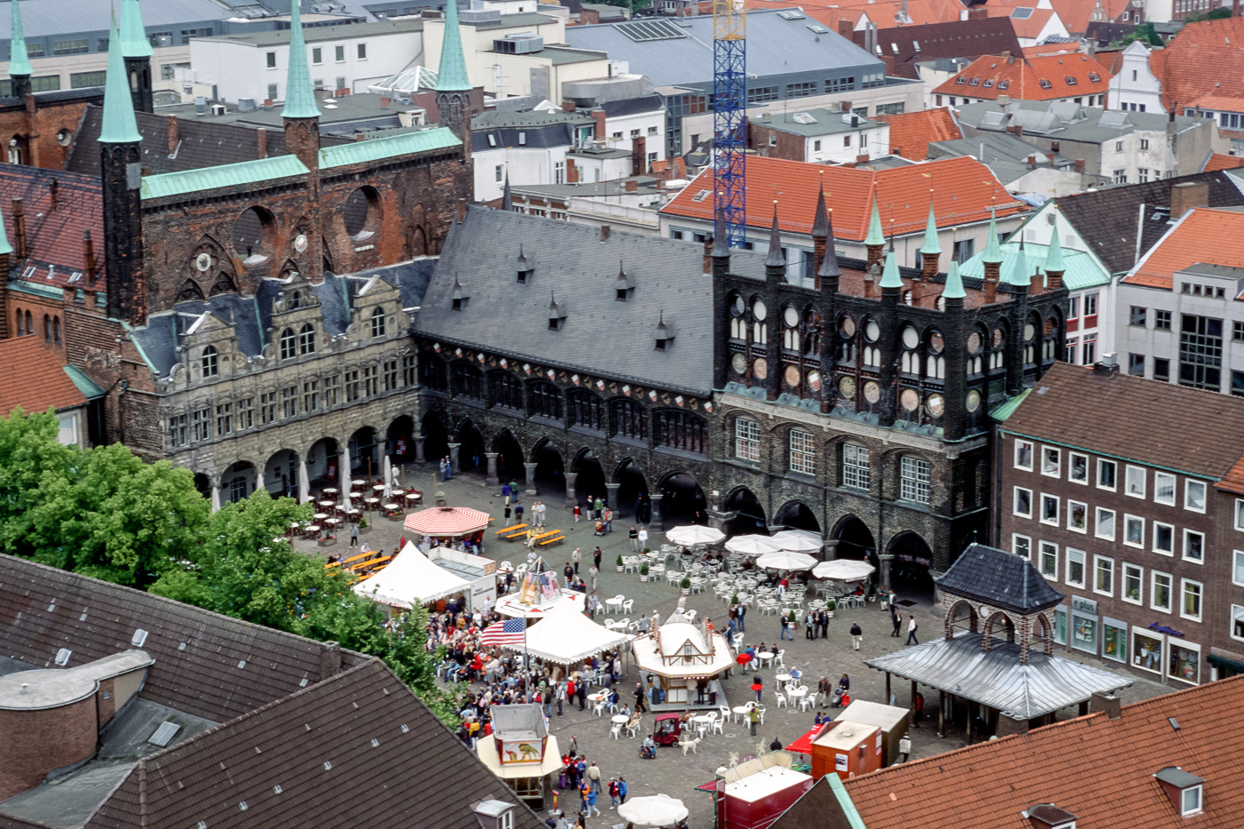 Das Rathaus der Hansestadt Lübeck zählt zu den bekanntesten Bauwerken der Backsteingotik. Es ist eines der größten mittelalterlichen Rathäuser in Deutschland.