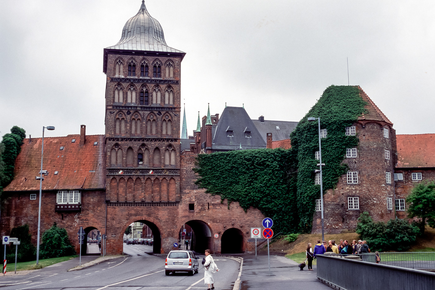 Das im spätgotischen Stil erbaute Tor ist das nördliche von ehemals vier Stadttoren und neben dem Holstentor das einzige, welches noch heute erhalten ist.