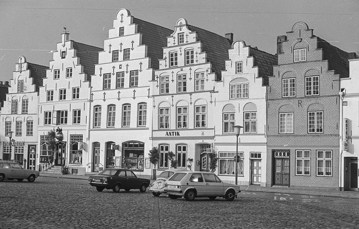 An der Westseite des Marktplatzes befinden sich noch neun Treppengiebel aus Backstein, die in der Gründerzeit der Stadt entstanden sind.