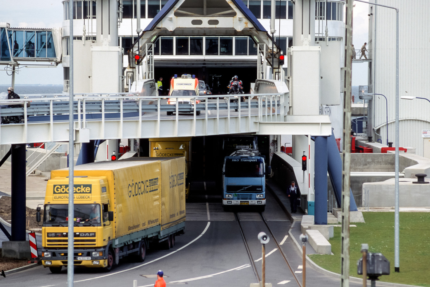 Oberes Deck: PKW<br />Unteres Deck: LKW und Zug