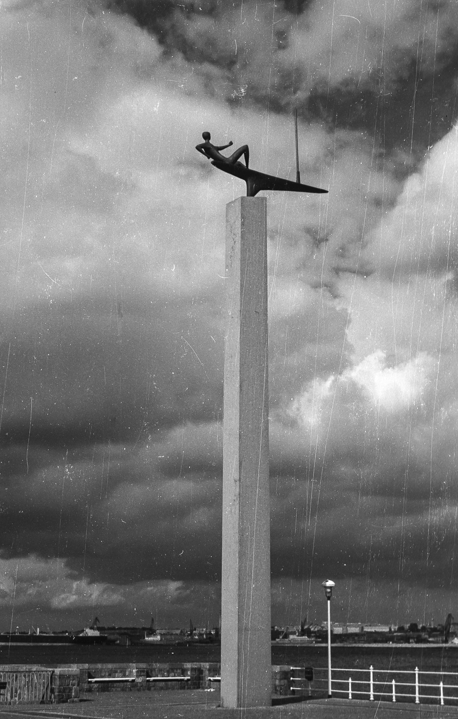 Der Kieler "Segler" auf der 15 m hohen Betonsäule