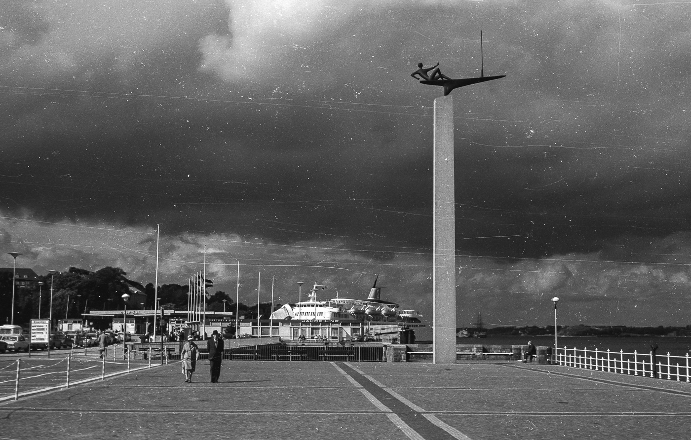 Das Denkmal am Ostseekai stammt aus dem Jahr 1962.