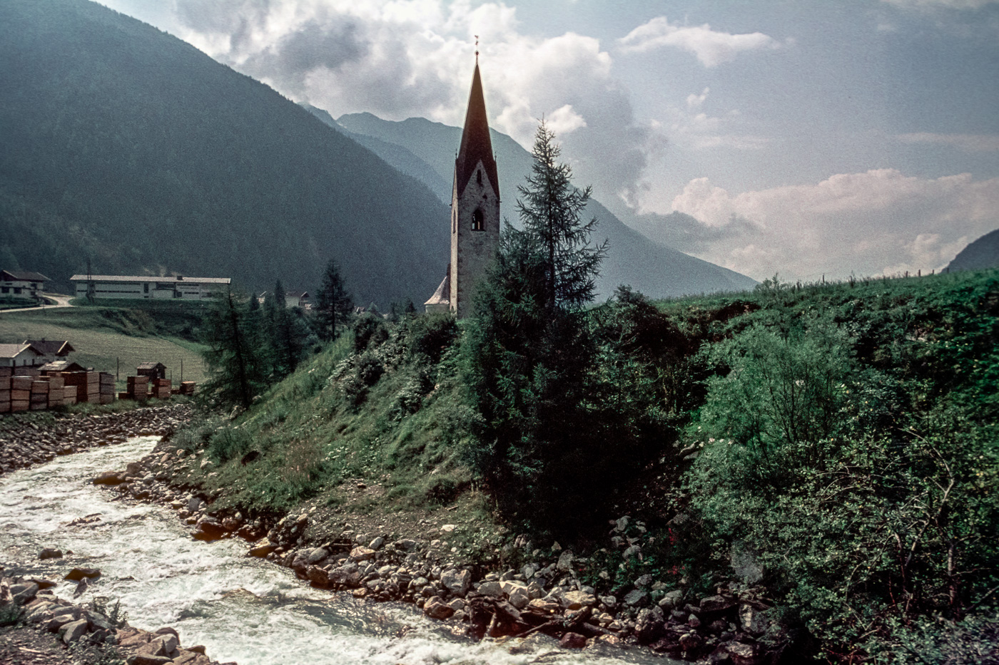 Die gotische St. Georgskirche am Kalserbach.