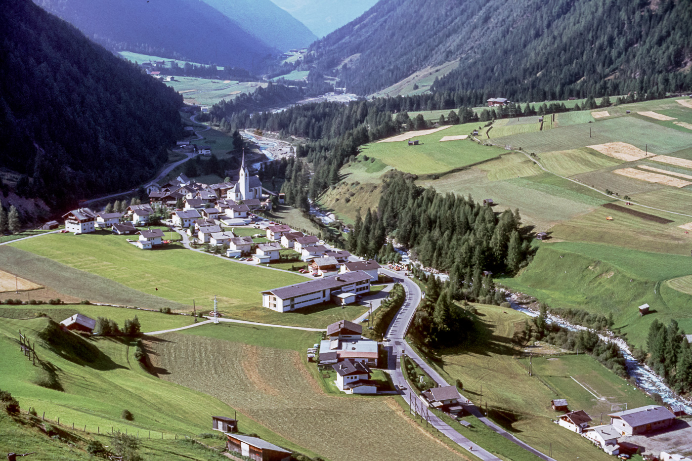 Hauptort Ködnitz mit Pfarrkirche, Gemeindeamt und Schulzentrum.