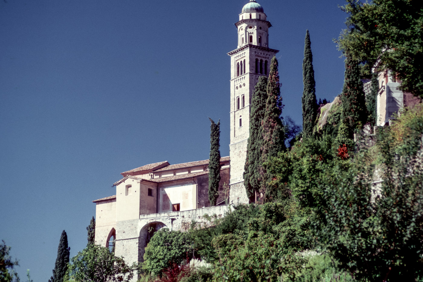 Die Pfarrkirche Santa Maria del Sasso ist ein bedeutender Renaissancebau, der auf einer Aussichtsterrasse liegt.