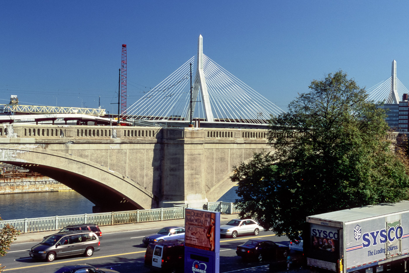 Die Brücke überspannt mit insgesamt zehn Fahrstreifen den Charles River und gehört mit 56 m zu den breitesten Schrägseilbrücken der Welt.