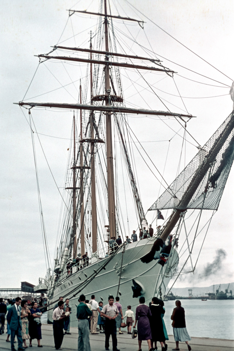 ist ein chilenisches Segelschulschiff, der Stapellauf war 1952.