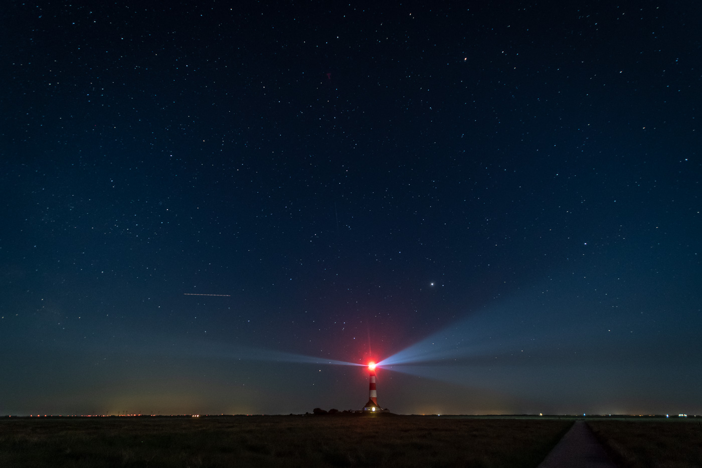 Westerhever Leuchtturm mit Flugzeugspur