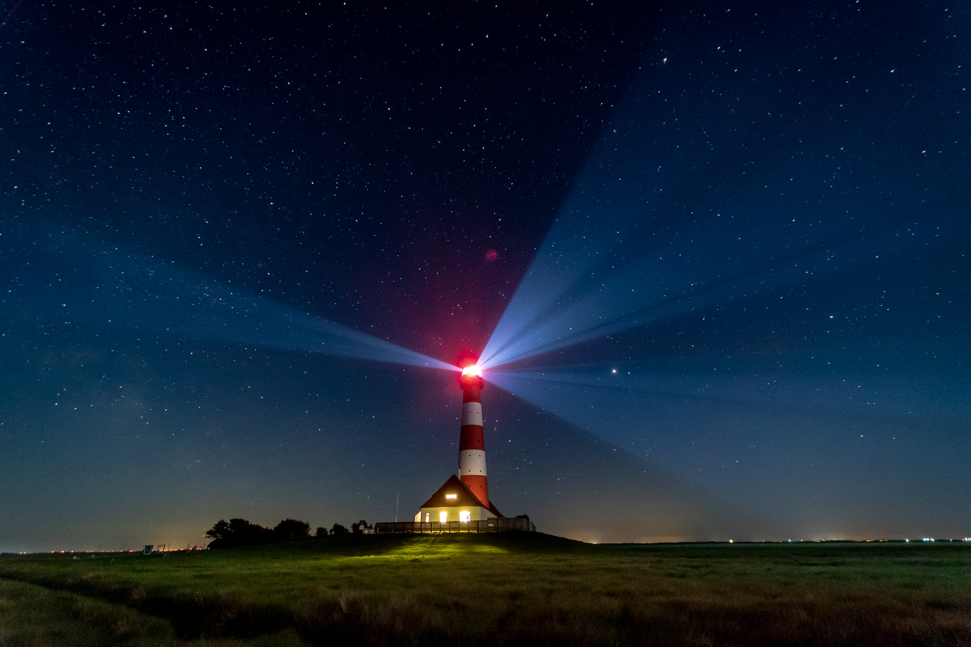 Eiderstedter Marschland mit einem wenig lichtverschmutzten Nachthimmel